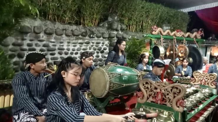 Photo of Dihadiri Ribuan Jemaat, Gamelan dan Busana Adat Jawa Warnai Misa Natal di Puhsarang