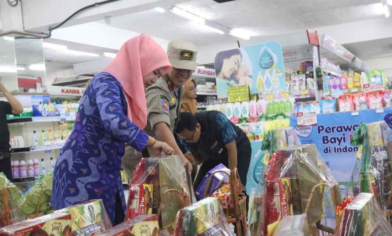 Photo of Jelang Nataru 2024, Disperdagin Kota Kediri Sidak Kualitas Parsel dan Mamin