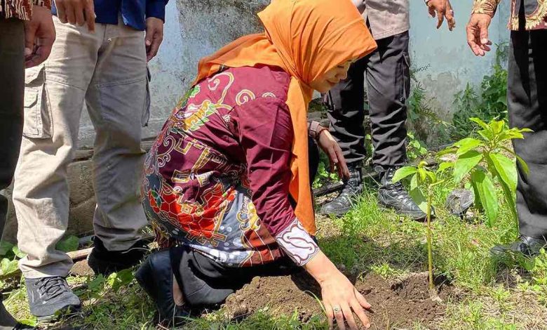 Photo of KPPS Diwajibkan Tanam Pohon, Wujud Komitmen KPU Kabupaten Kediri Ganti Logistik Berbahan Kertas
