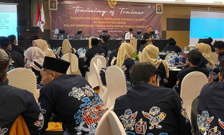 Photo of Pastikan Miliki Integritas Pemilu, KPU Kabupaten Kediri Fasilitasi Materi Kepada PPK dan PPS