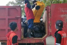 Photo of Lonjakan Wisatawan Selama Nataru di SLG, Petugas Angkut Hingga 12 Ton Sampah dalam Sehari