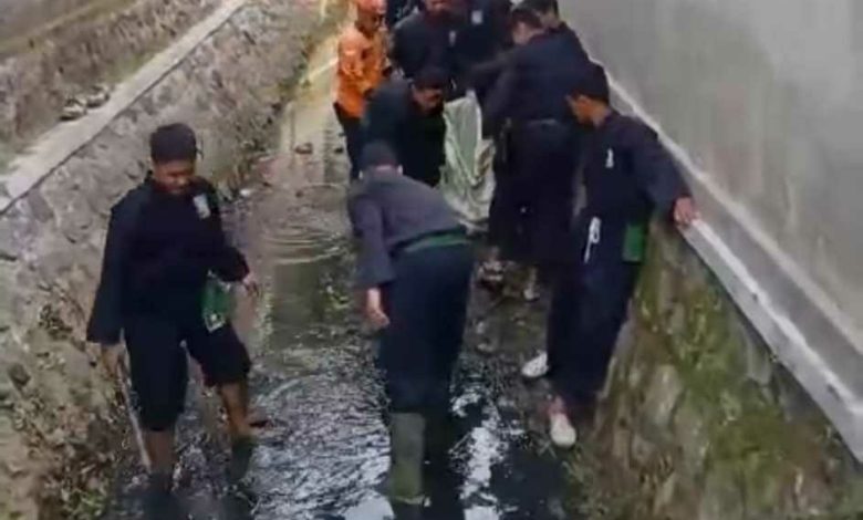 Photo of Puluhan Warga PSHT Kota Kediri Gotong Royong Bersihkan Sungai Bersama Masyarakat