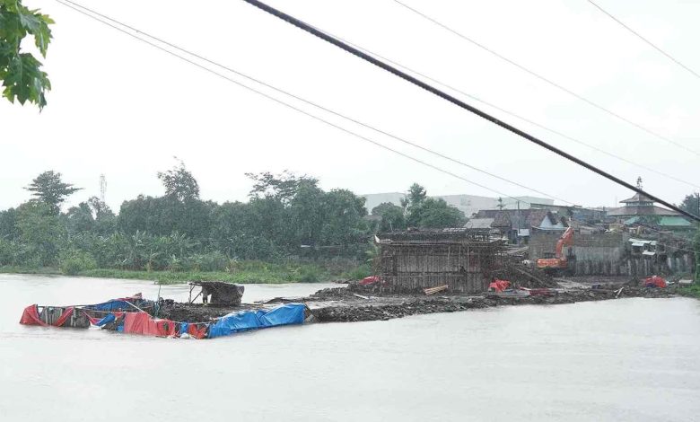Photo of Pemkab Kediri Sebut Progres Pembangunan Jembatan Jongbiru Capai 60 Persen
