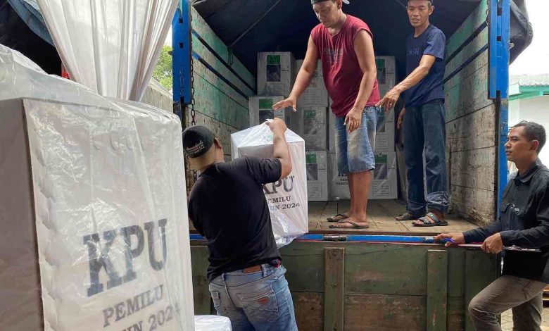 Photo of KPU Kabupaten Kediri Distribusikan 24.105 Logistik Pemilu 2024