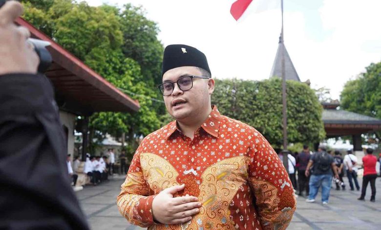 Photo of Berikan Salam Metal, Mas Dhito: I Love U Pak Ganjar