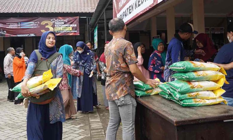 Photo of Tekan Laju Inflasi, Pemkab Kediri Gencarkan Operasi Pasar Murah