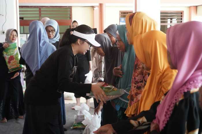 Photo of Jelang Idul Fitri, Mbak Cicha Salurkan Paket Sembako Bagi Lansia