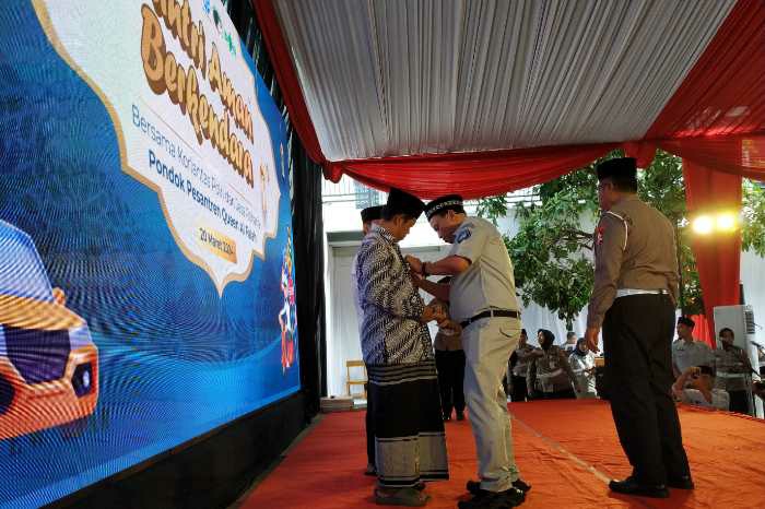 Photo of Jasa Raharja – Korlantas Polri Gencarkan Edukasi Aman Berkendara Pada Santri di Kediri