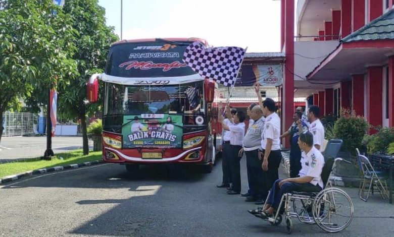 Photo of Fasilitasi Balik Gratis, Pemkab Kediri Berangkatkan Puluhan Pemudik ke Kota Pahlawan
