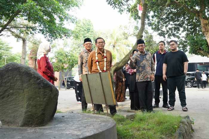 Photo of Bersama Menseskab dan Keluarga, Mas Dhito Berkunjung ke Ndalem Pojok
