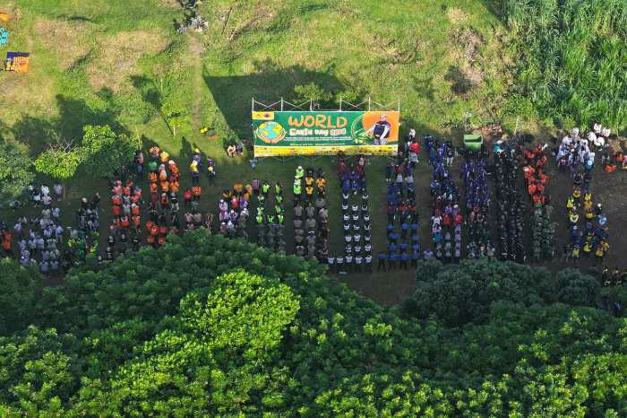 Photo of Hari Bumi – Hari Air, Pecinta Lingkungan Hijaukan Bantaran Sungai Brantas