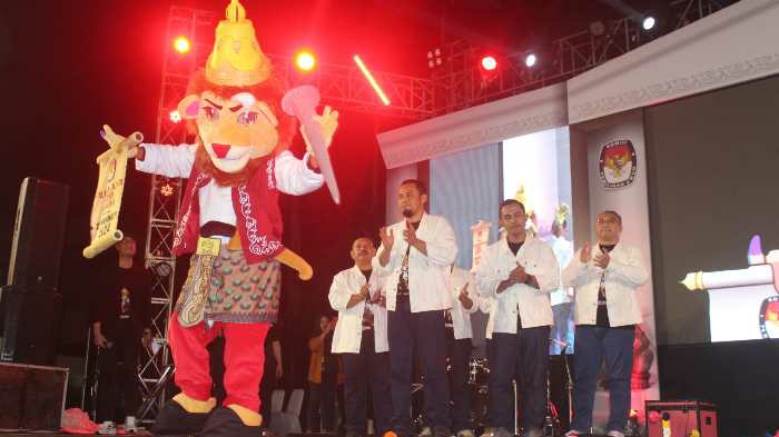 Photo of Dihibur Gilga, KPU Kabupaten Kediri Perkenalkan Maskot Pilkada Kediri 2024 Si Nara
