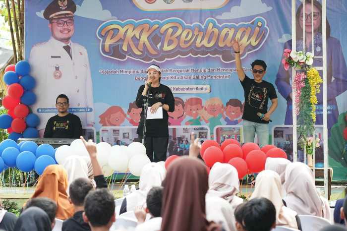 Photo of Ajak Ratusan Anak Yatim Keliling Kediri, Mbak Cicha: Memotivasi Mereka Kejar Cita-Cita