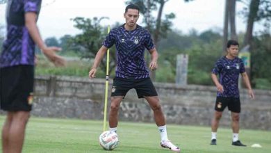 Photo of Akhiri Perburuan Pemain, Persik Kediri Pinang Ezra Walian