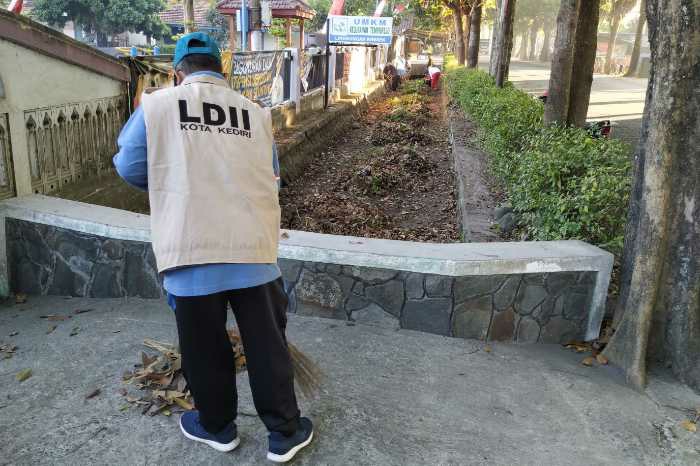 Photo of Bersama Masyarakat, DPD LDII Kota Kediri Gotong Royong Bersihkan Lingkungan
