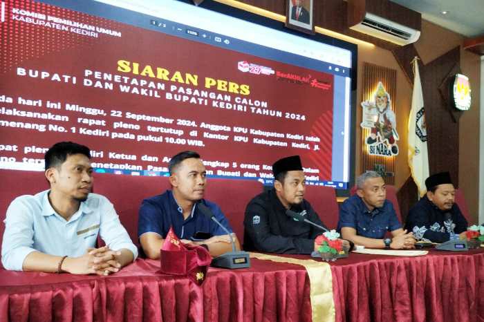 Photo of KPU Tetapkan 2 Paslon Pilkada Kediri 2024, Dhito – Dewi dan Deny-Mudawamah