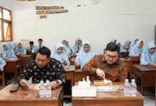 Photo of Dipimpin Doa Siswa kelas XII, Bupati Dhito Ikut Coba Makan Siang Bergizi