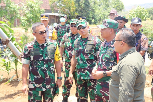 Photo of Disambut Dansatgas, Aster Kasad Tinjau TMMD 122 Kodim 0809/Kediri