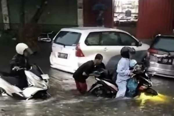 Photo of Kota Kediri Diguyur Hujan 2 Jam, Banjir Muncul di Sejumlah Titik