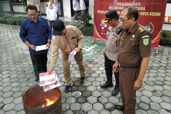 Photo of KPU Kota Kediri Musnahkan Kelebihan Surat Suara