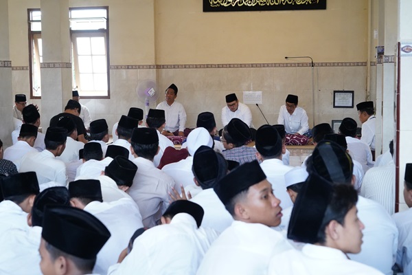 Photo of Jelang Pencoblosan, Mas Dhito Ikuti Khataman Manaqib di Ponpes Al Falah Ploso