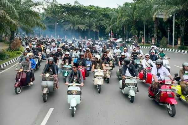 Photo of Ribuan Scooterist Sarungan, Semarakkan Peringatan 1 Abad Ponpes Al Falah Ploso