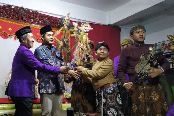 Photo of Sambut Tahun Baru 2025 Dengan Wayang Kulit, Mas Tofa Apresiasi Semangat Pelestarian Budaya Warga Bence