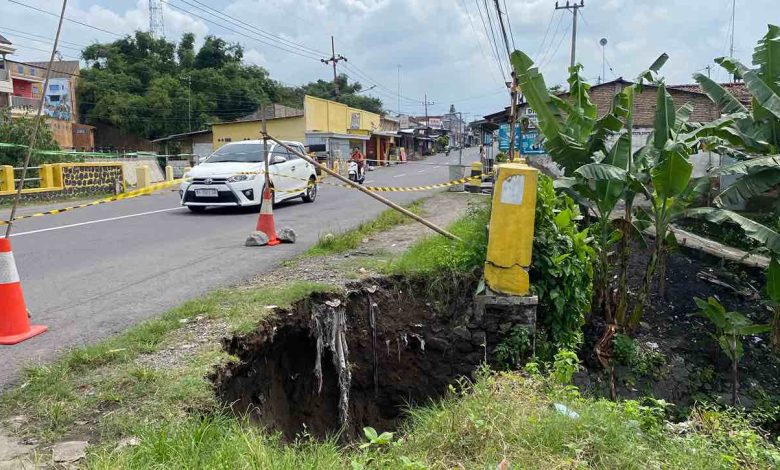 Photo of TPT Jembatan Gedangsewu Kediri Longsor, BPBD Lakukan Penanganan Darurat