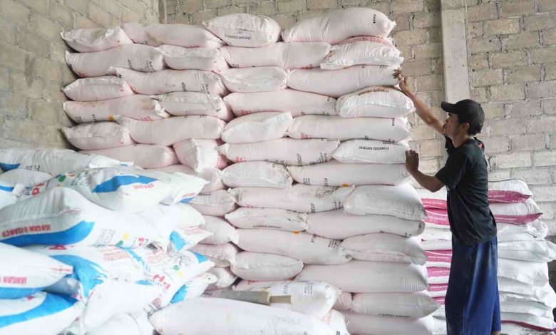 Photo of Pendistribusian Pupuk Subsidi 2024 di Kabupaten Kediri Tembus 75 Ribu Ton