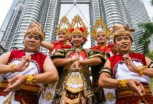 Photo of Pentas di 2 Negara, Lima Penari Kediri Tampilkan Tari – Batik Bernuansa Khas Kediri