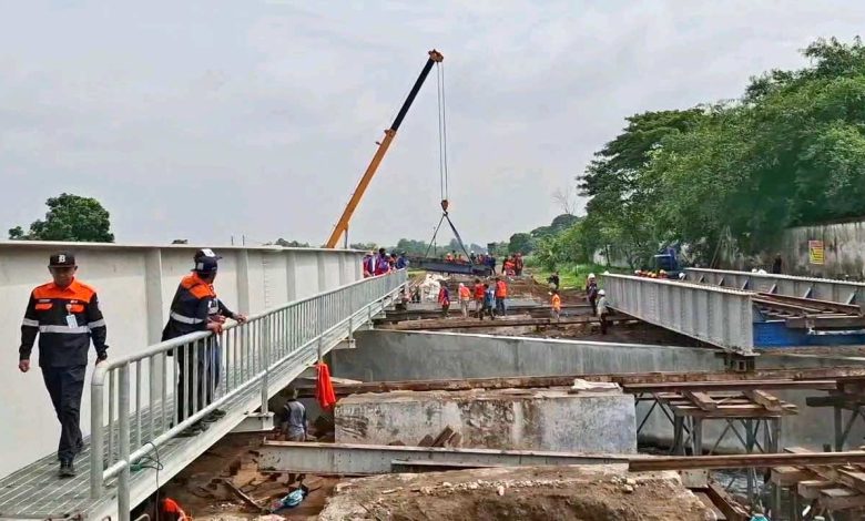 Photo of Tingkatkan Keselamatan, Jembatan Kereta Api Tua di Kras Kediri Diganti Baru