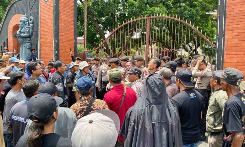 Photo of Warga Desa Manggis Kediri Gelar Aksi Lanjutan, Validasi Data LMDH Berujung Unjuk Rasa