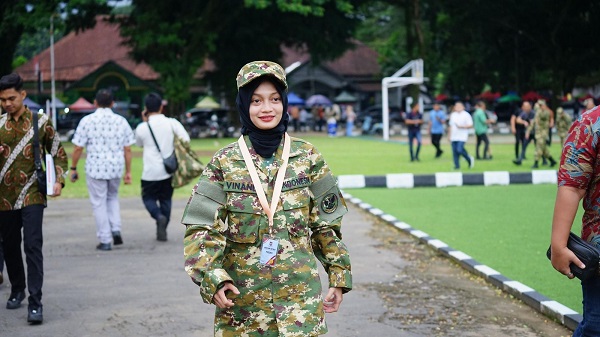 Photo of Wali Kota Kediri Vinanda Prameswati Jadi Pusat Perhatian di Lokasi Pemberangkatan Retret