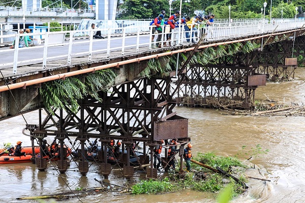 Photo of Jaga Kelestarian Cagar Budaya, Sampah di Bawah Jembatan Lama Dibersihkan