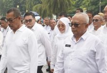 Photo of Diguyur Hujan, Mas Dhito – Mbak Dewi Tetap Semangat Ikuti Gladi Bersih Pelantikan