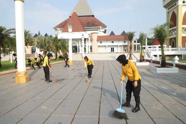Photo of Sambut Ramadan, Polres Kediri Bersih-Bersih Masjid An-Nur Pare