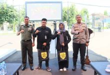 Photo of Polres Kediri Kota Bagikan Paket Sembako untuk Mahasiswa dan Warga