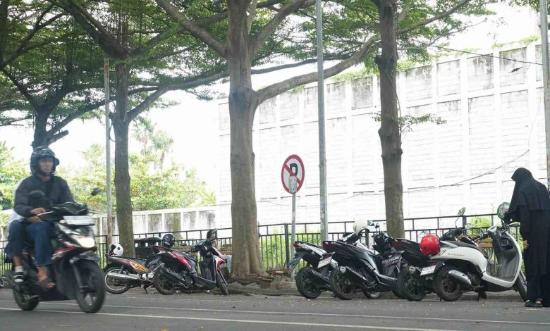 Photo of Parkir Liar Kini Marak di Kawasan Simpang Lima Gumul