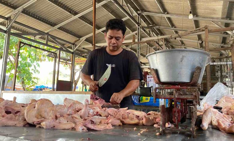 Photo of Harga Stabil, Penjualan Daging Ayam dan Sapi di Pasar Ngadiluwih Meningkat