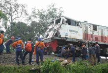 Photo of Insiden KA Kertanegara – Truk Pupuk  di Perlintasan Ngadiluwih, Saksi : Truk Sudah Diperingatkan