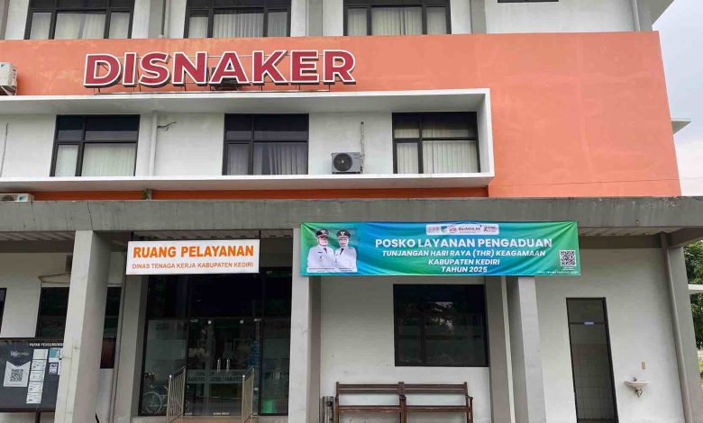 Photo of Pemkab Kediri Buka Posko Pengaduan untuk Awasi Pencairan THR dari Perusahaan