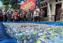 Photo of Polres Kediri Musnahkan Ribuan Botol Miras Hasil Sitaan Operasi Pekat 2025