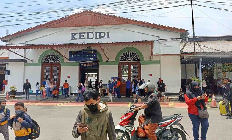 Photo of Jelang Lebaran, Volume Penumpang di Stasiun Kediri Masih Meningkat 10 Persen