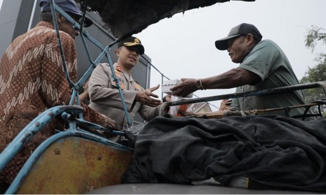 Photo of Kapolres Kediri Kota Berbagi Takjil: Wujud Kepedulian Polri di Bulan Ramadan