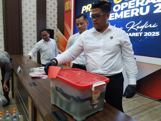 Photo of Operasi Pekat, SatReskrim Polres Kediri Kota Amankan 8 Kg Serbuk Mercon dari Penjual Online