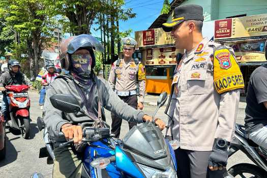 Photo of Volume Kendaraan Turun, Kapolres Kediri Kota Pastikan Lalin Arus Balik di Kota Kediri Lancar