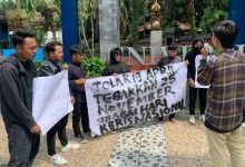 Photo of Penolakan 19 April Jadi Hari Keris Nasional Menguat, Mahasiswa – Budayawan Malang Bentangkan Poster Dukung 25 November