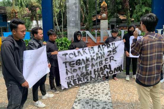 Photo of Penolakan 19 April Jadi Hari Keris Nasional Menguat, Mahasiswa – Budayawan Malang Bentangkan Poster Dukung 25 November