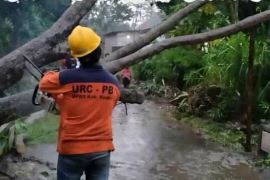 Photo of Petakan Titik Rawan, BPBD Kabupaten Kediri Himbau Pemudik Hati-hati Saat Hujan Deras