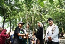 Photo of Peringati Hari Bumi,  Mbak Vinanda Tanam Pohon di Kawasan Wisata Goa Selomangleng